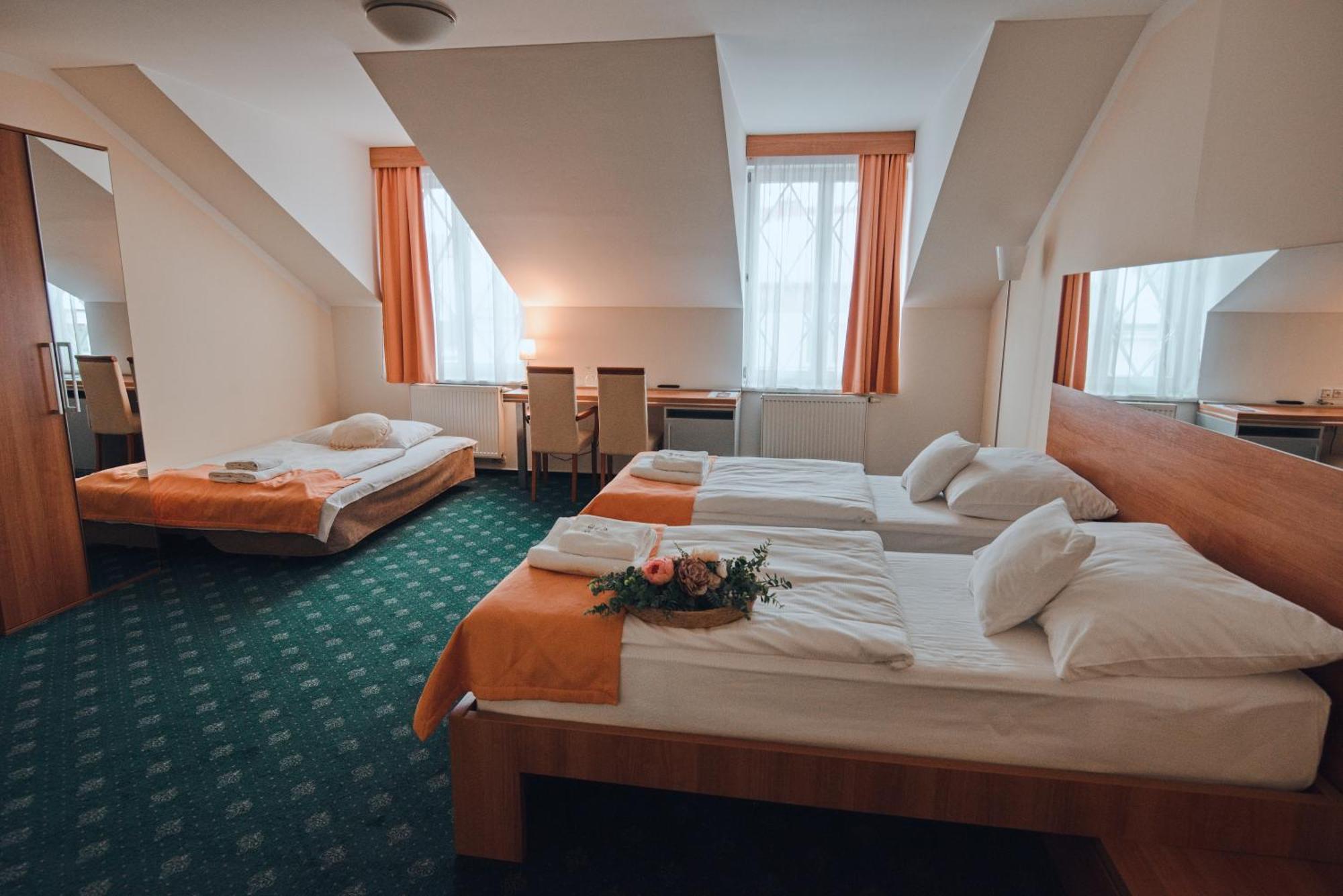 Hotel Grand Hradec Kralove Ngoại thất bức ảnh
