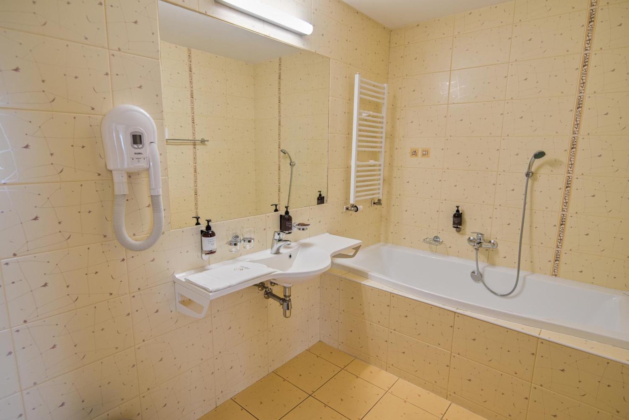 Hotel Grand Hradec Kralove Ngoại thất bức ảnh